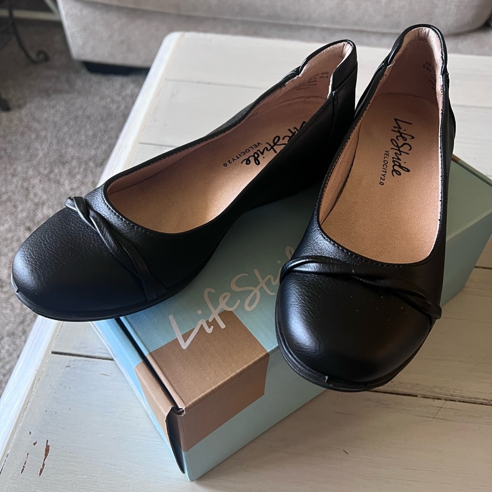 NEW!!  Life Stride Women's Classic Black Loafers